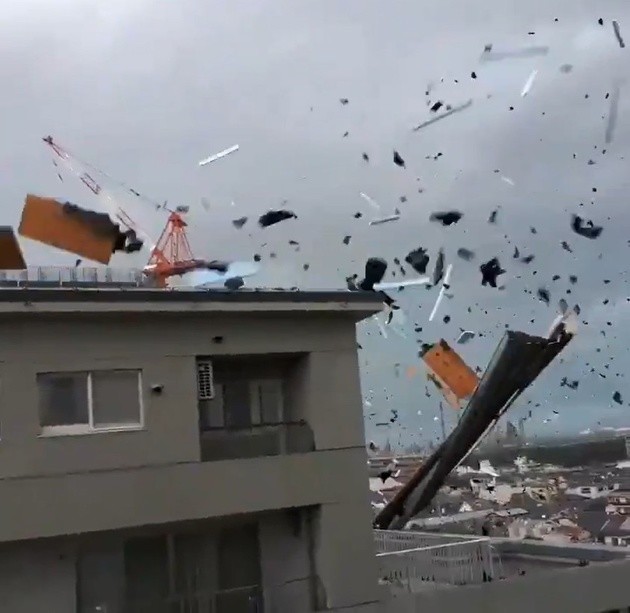 台風で屋根が飛ばされる